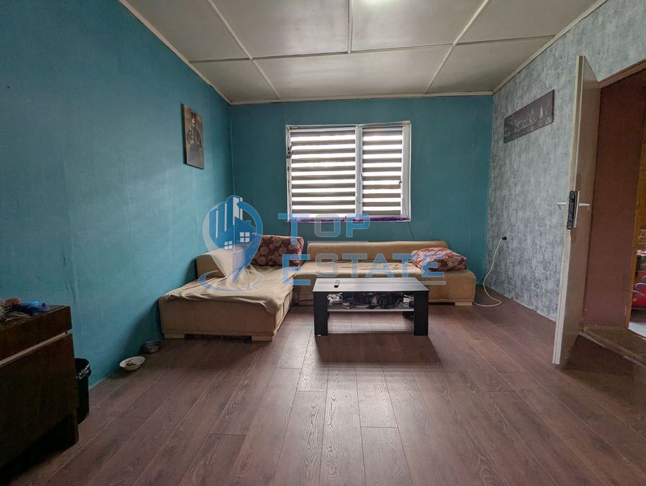 Двуетажна тухлена къща с голям двор в село Поликраище, област Велико