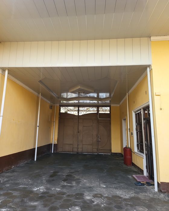 Шахар марказида ховли сотилади