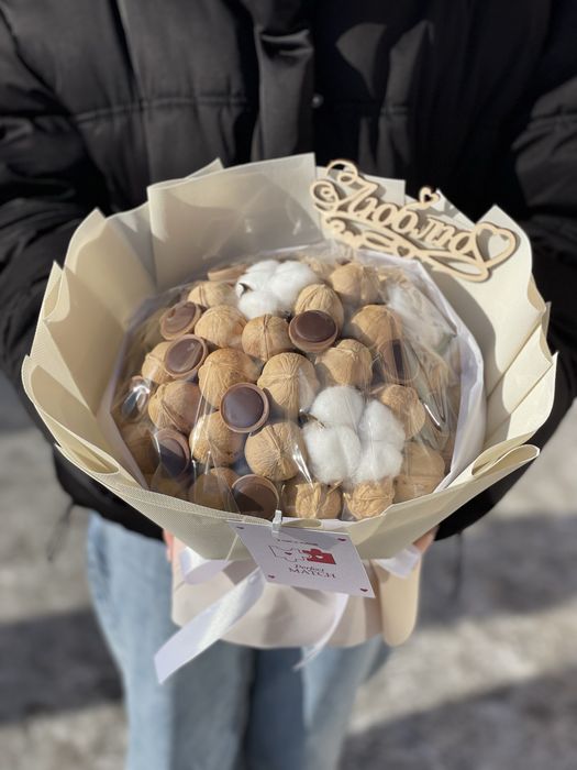 Букет из тофифи и грецких орехов