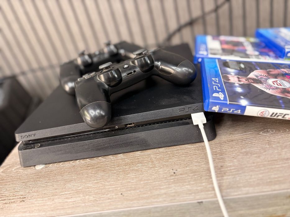 PS 4 Slim 1 TB 2 Controllers 10 games