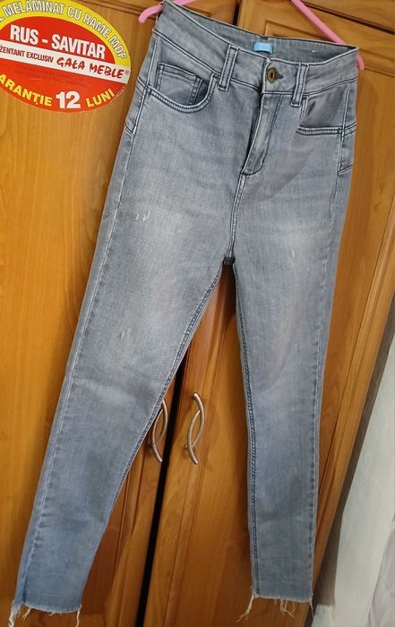 Blugi cu talie înaltă