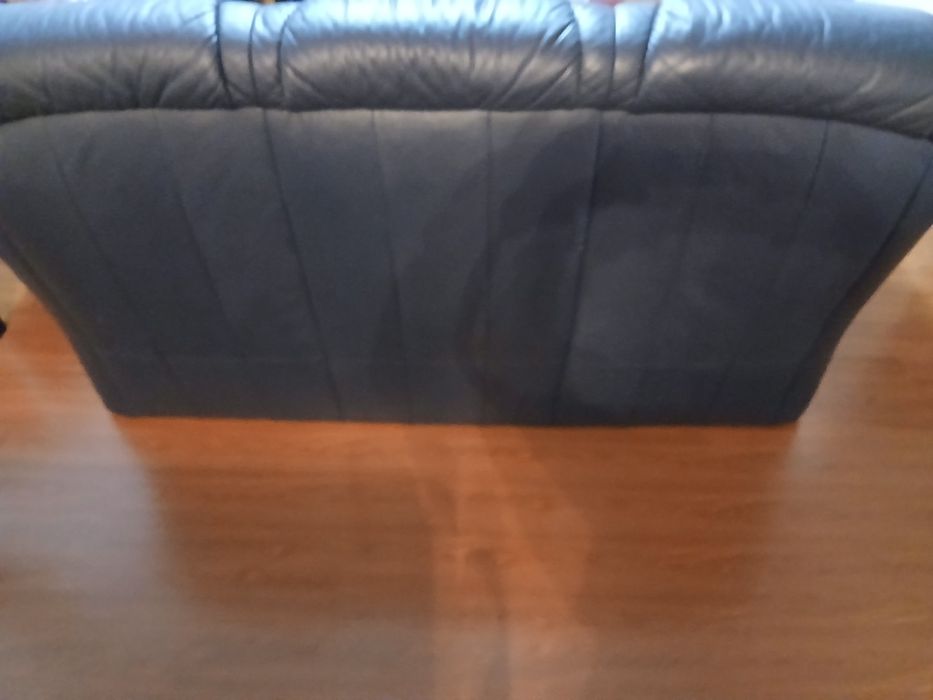 Vând 2 canapele din piele naturală