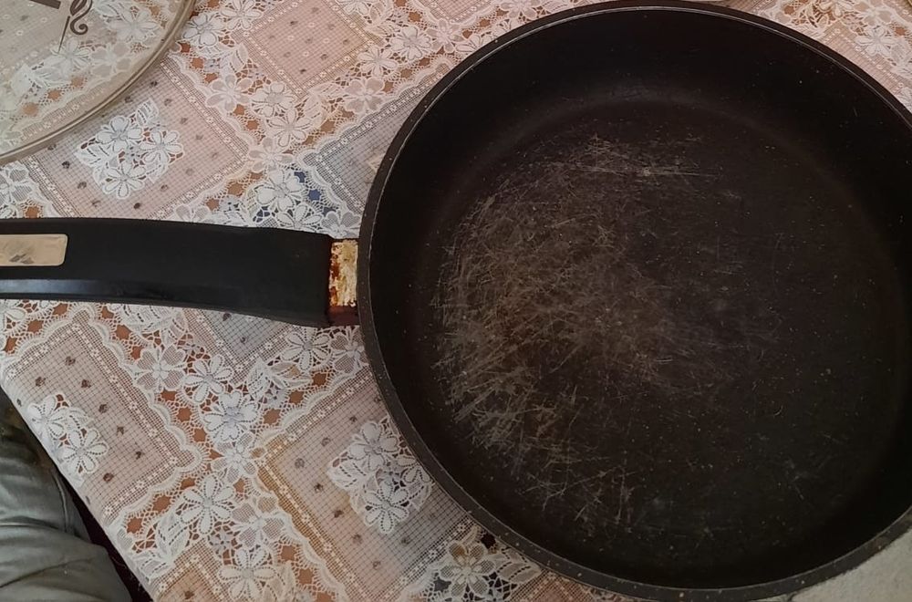 Продам 5 эмалированных чашек, сковородки