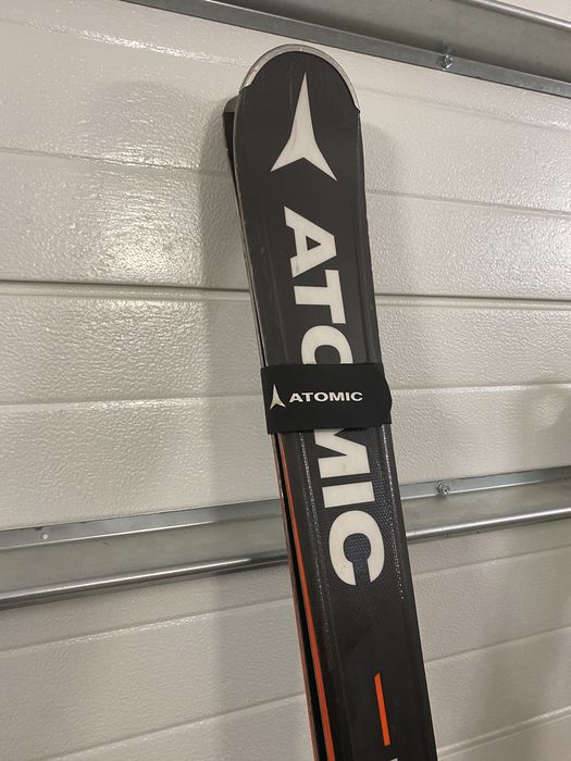 Vand schiuri ATOMIC REDSTER X5 împreuna cu bețe ATOMIC Vatra Dornei ...