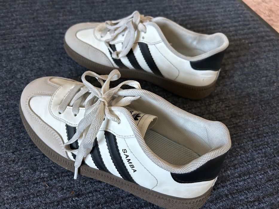 Продам женские кроссовки