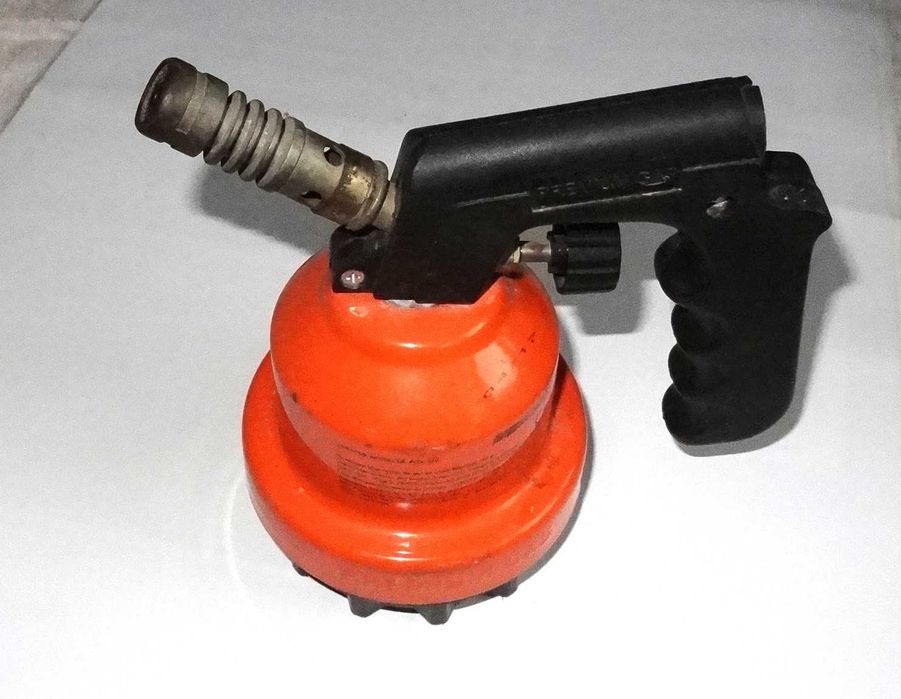 Компактна газова горелка. Работи с еднократна газова бутилка от 190 г.