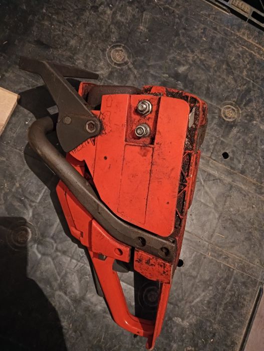Vând Husqvarna 136