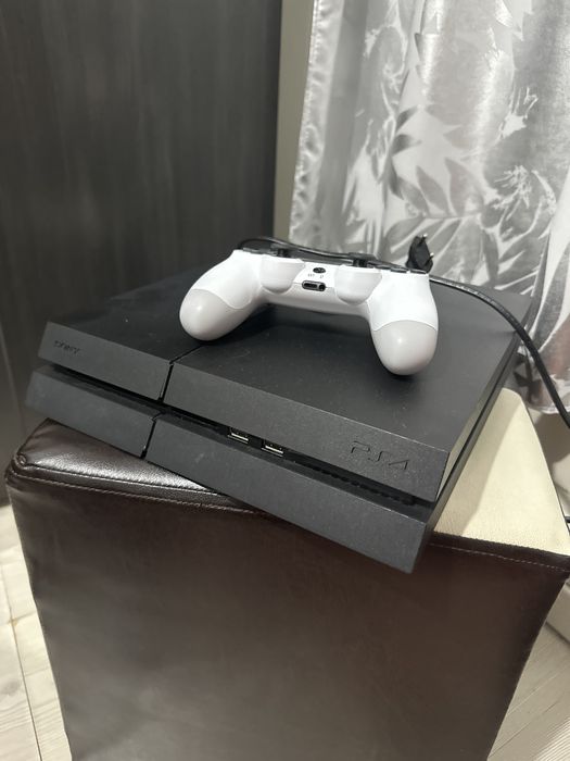 Vand ps4 cu jocuri si o maneta