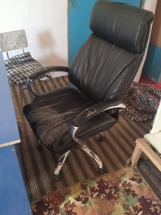 Ofisniy kreslo stol laminat aparat sotiladi