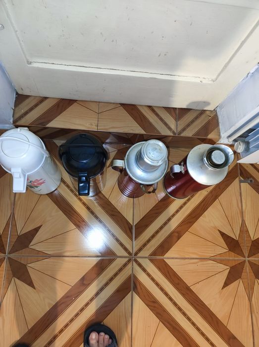 Vand  Termosuri Ieftine,  de 1,8-2 l ca in poze.