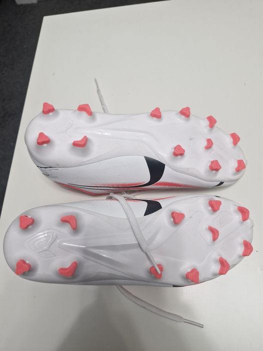 Ghete fotbal noi.Puma.Marimea 37.