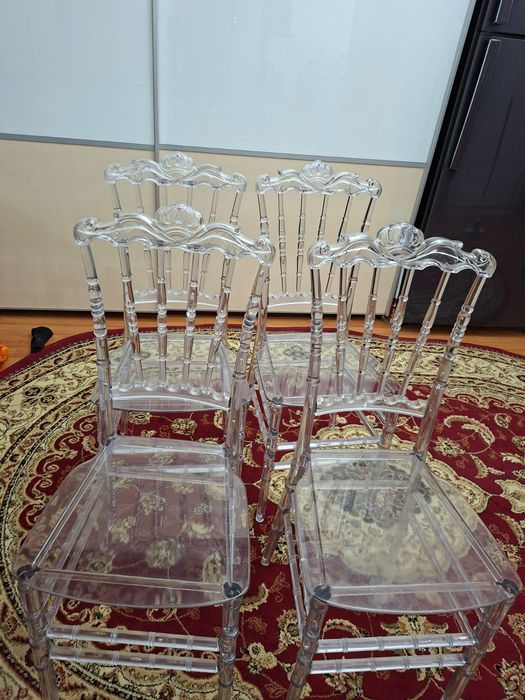Прозрачный стул.