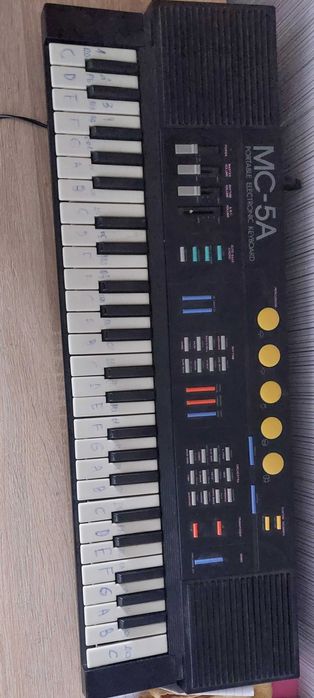 Продавам синтезатор