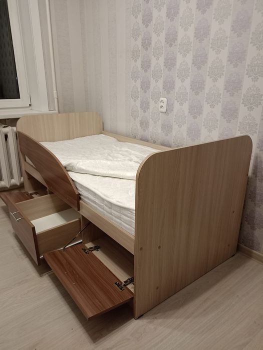 Продам кровать с матрасом