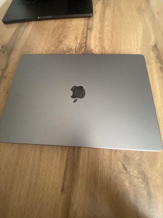 Продам Macbook pro 16, M1 space gray 1 tb
