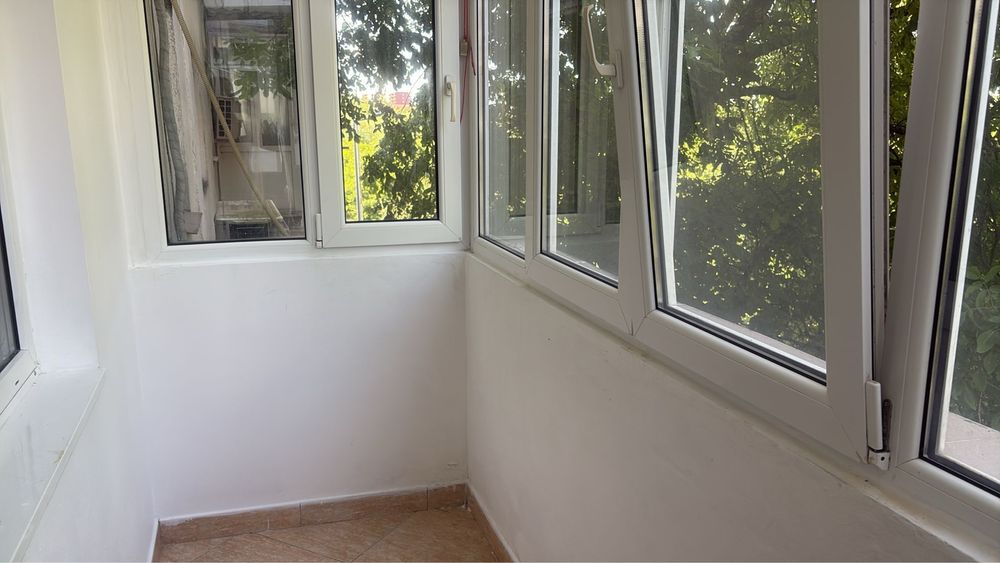 Vand apartament la etaj 2