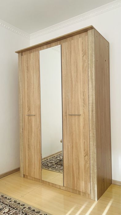 Шкаф для одежды. И кровать