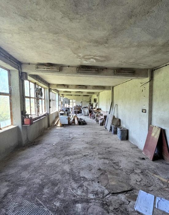 Масивна триетажна къща с.Горна Гращица