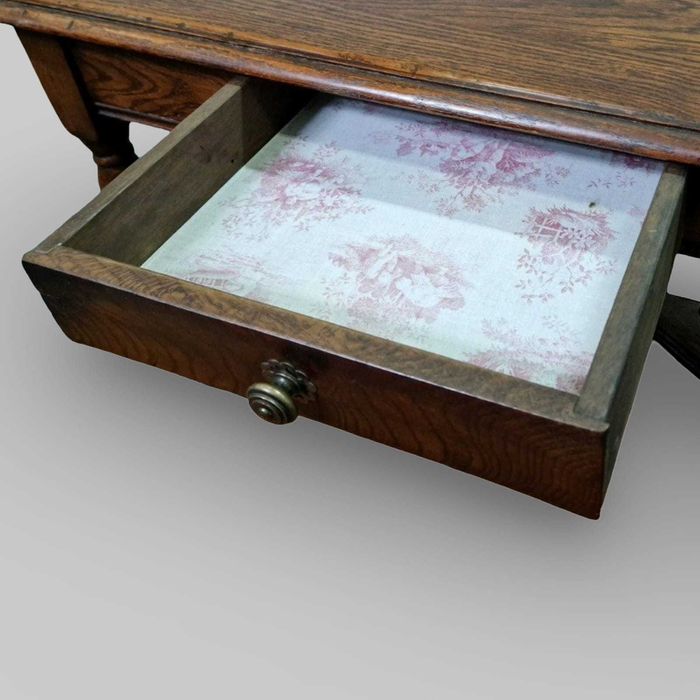 Холна маса изработена от пълен дъбов масив с един брой чекмедже