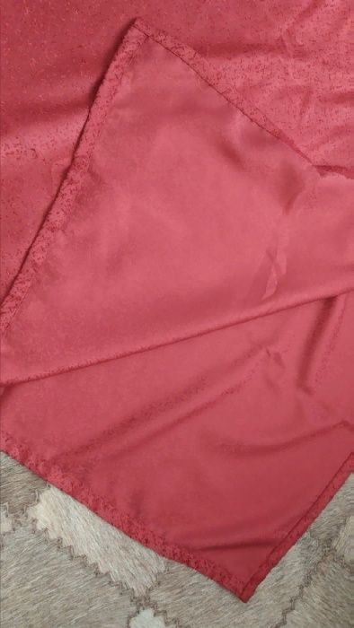 Продам шторы бордовые