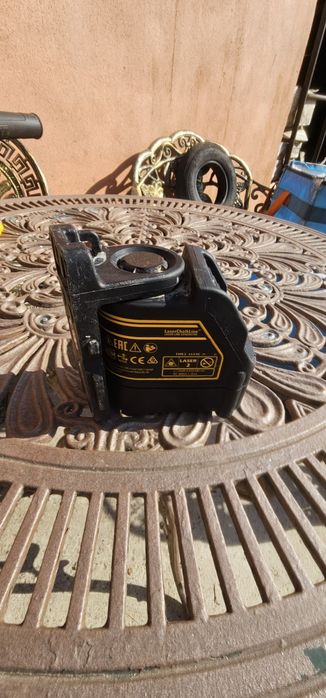 laser dewalt cu linii