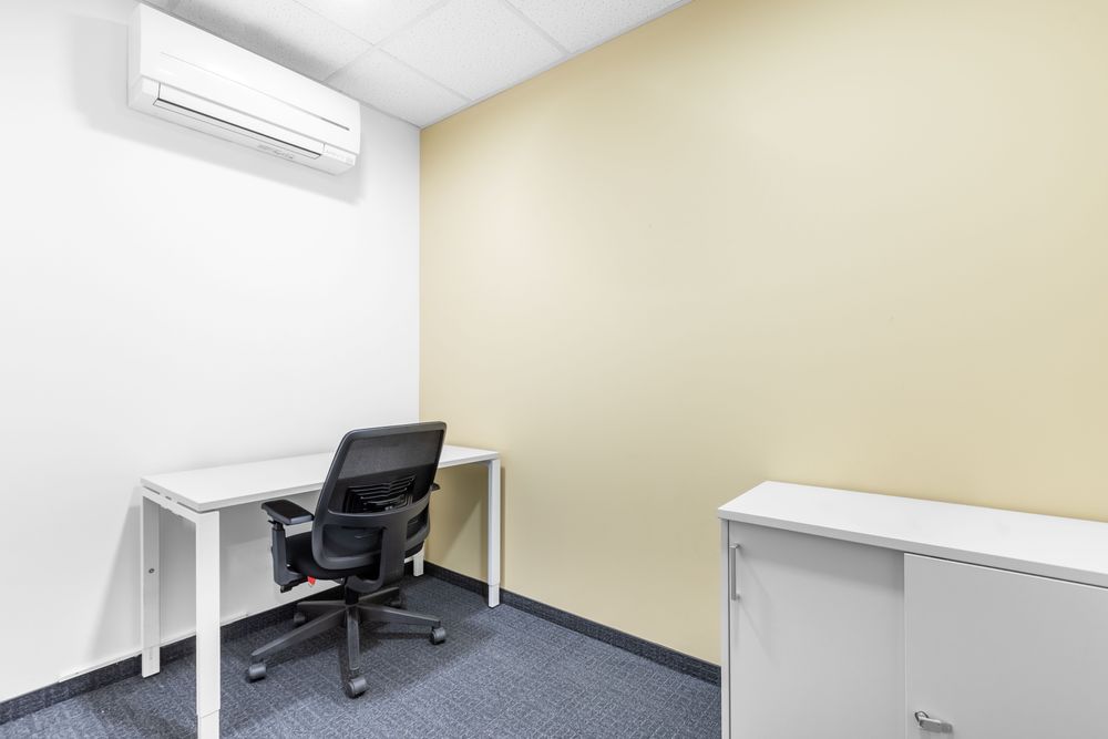 Самостоятелно офис пространство за 1-2 души в Regus Airport