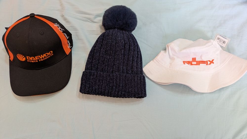Шапки с козирка летни и други зимни