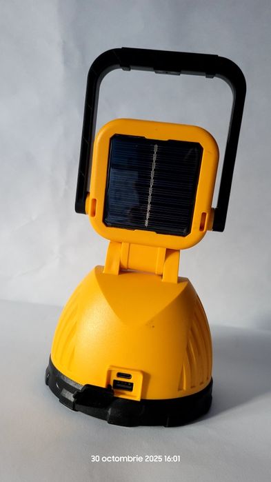 Lanternă cu multiple funcți și încărcare solară și USB