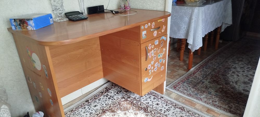 Письменный стол для школьников.
