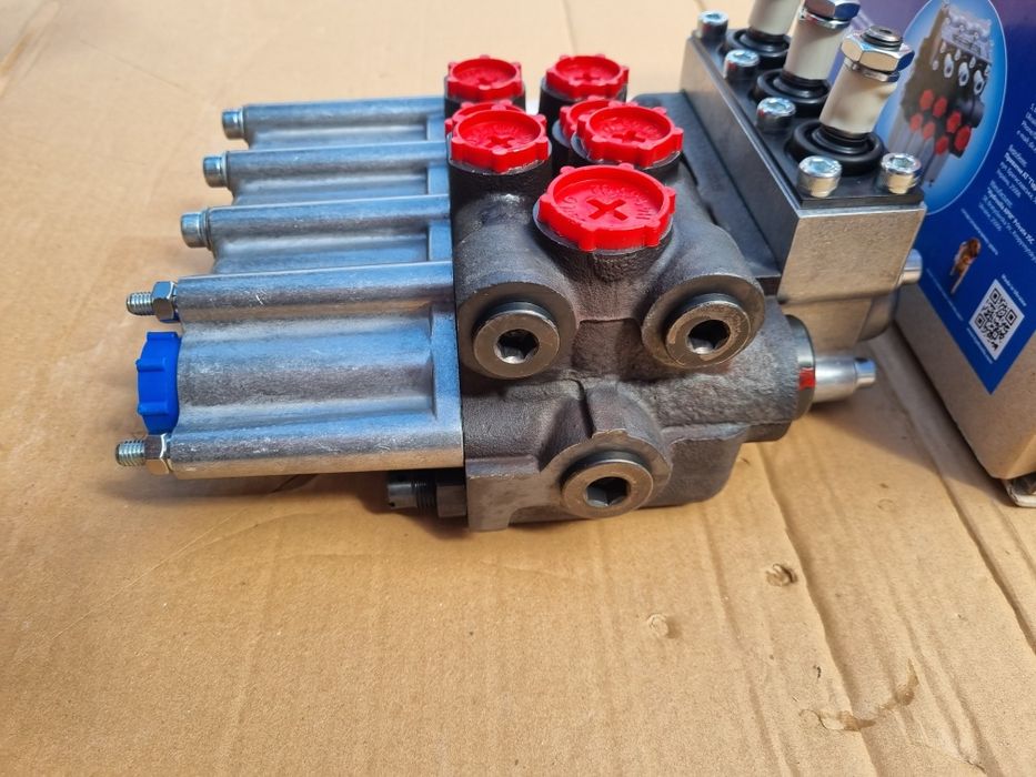 Distribuitor hidraulic D700, tractor U650 cu 3 manete Ucraina