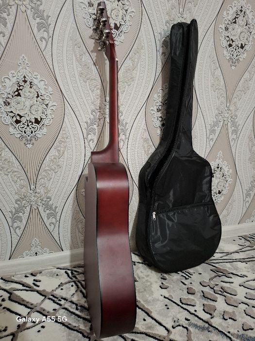 Продаю гитару срочно. В комплект рюкзак аксессуары