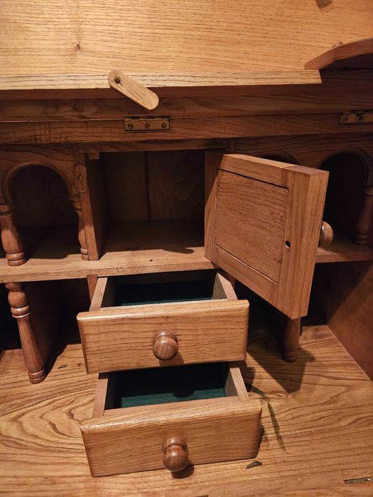 Масивен дървен шкаф