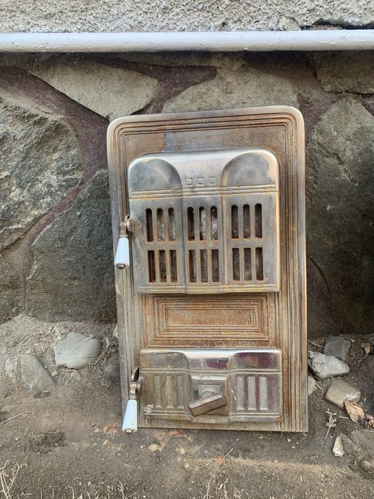 Vand usi antice de fonta