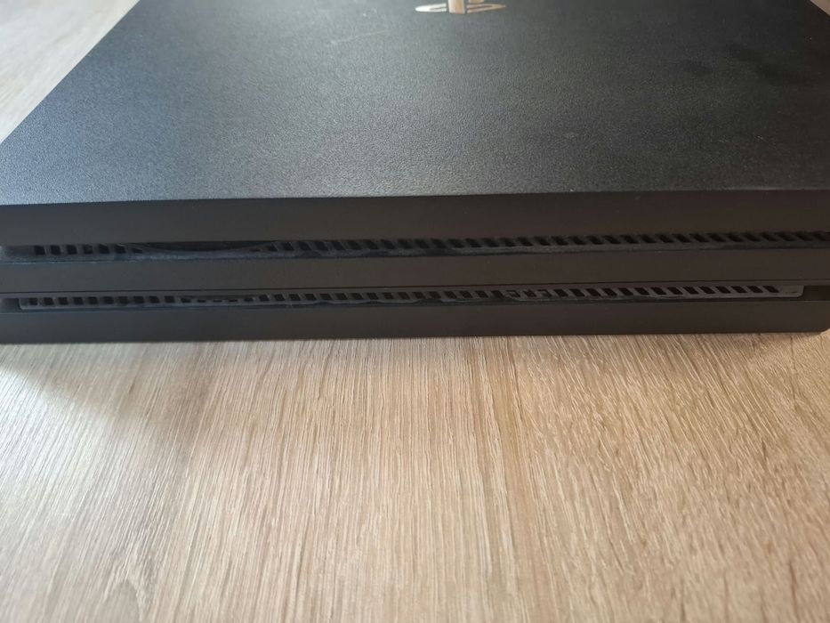 Vând Playstation 4 Pro