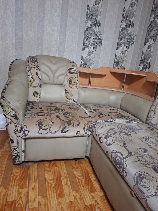 Продам угловой диван с креслом