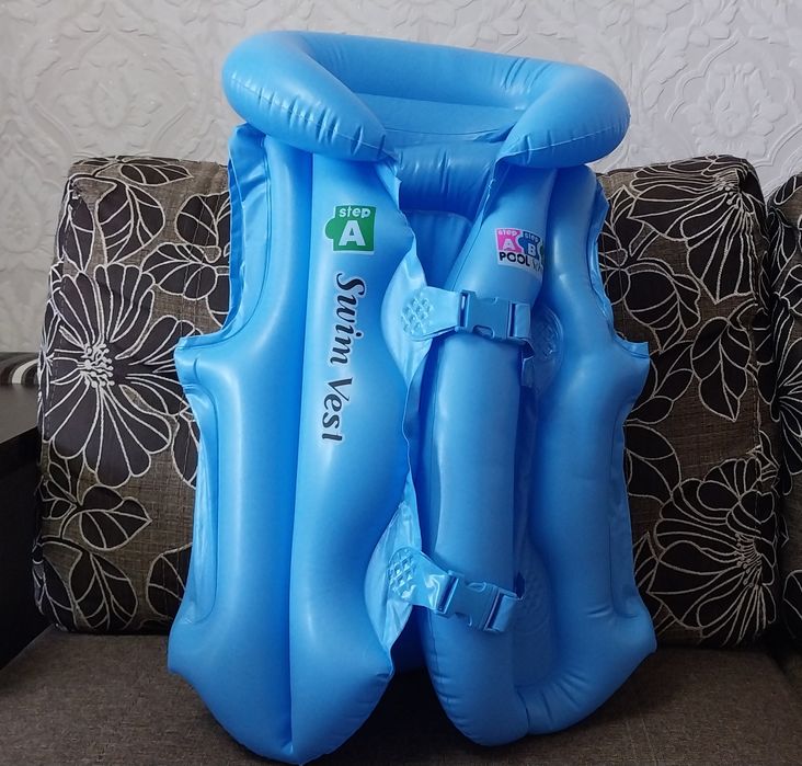 Детский плавательный жилет