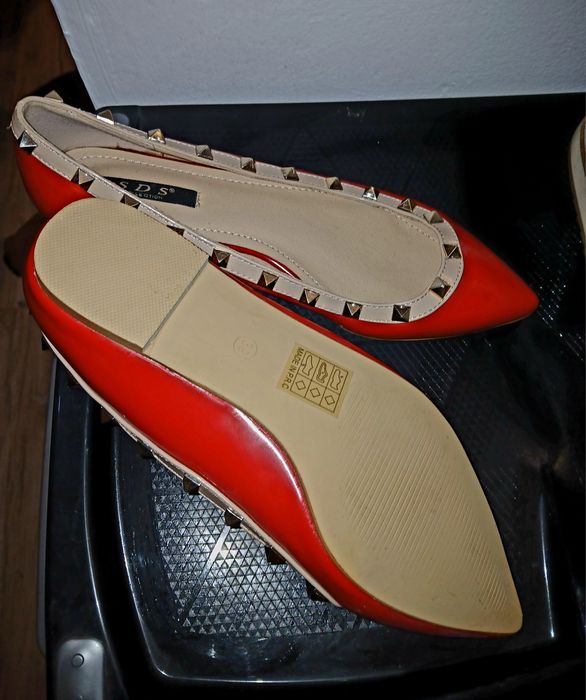 Balerini rosii de piele cu tinte ,noi