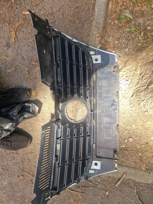grila cu defect radistor originala passat b6 cu emblema, gauri de senz
