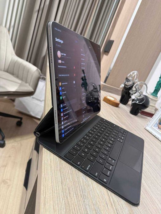 iPad Pro 12.9 (6th Gen M2) 256 GB + Magic keyboard