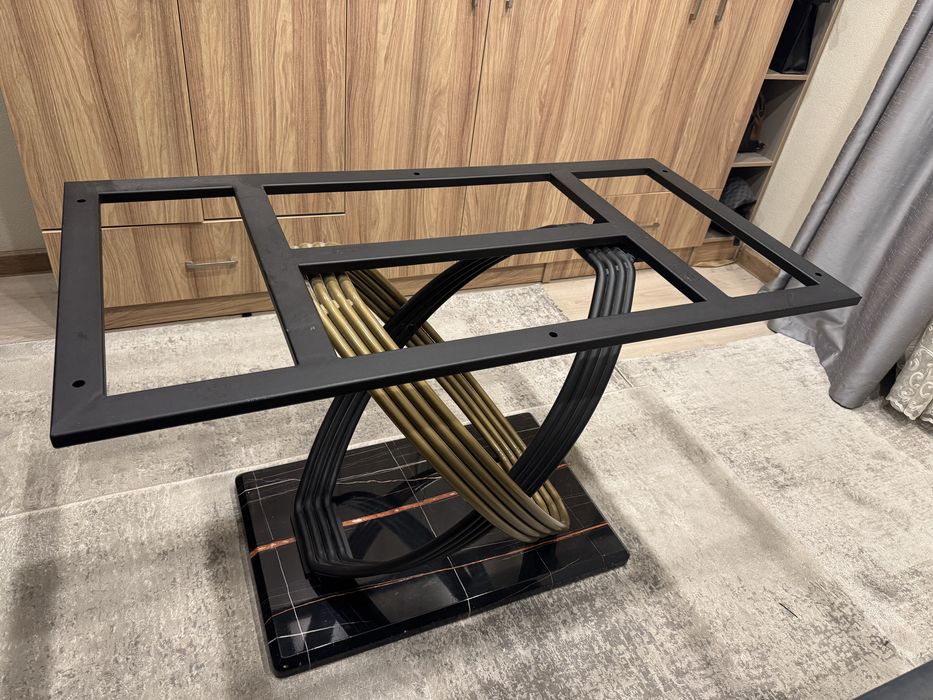 Стол в хорошем качестве и диван