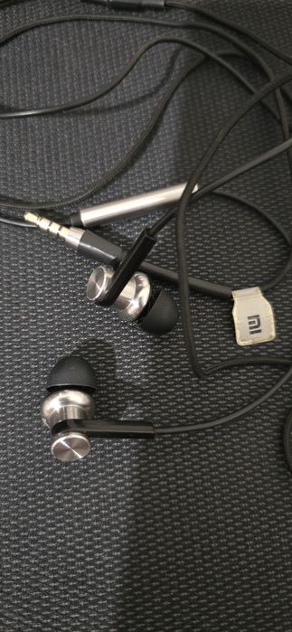 Nokia C5;  наушники Xiaomi