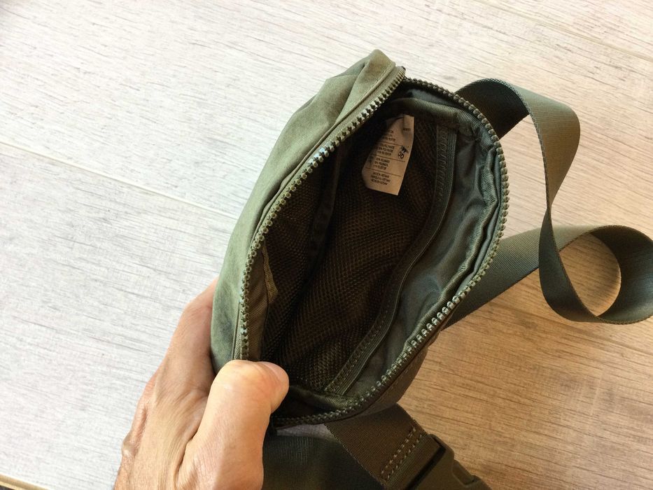 НОВА оригинална мъжка / унисекс маслено зелена чанта / crossbody bag / чантичка за кръста "банан" NIKE / Найк от САЩ