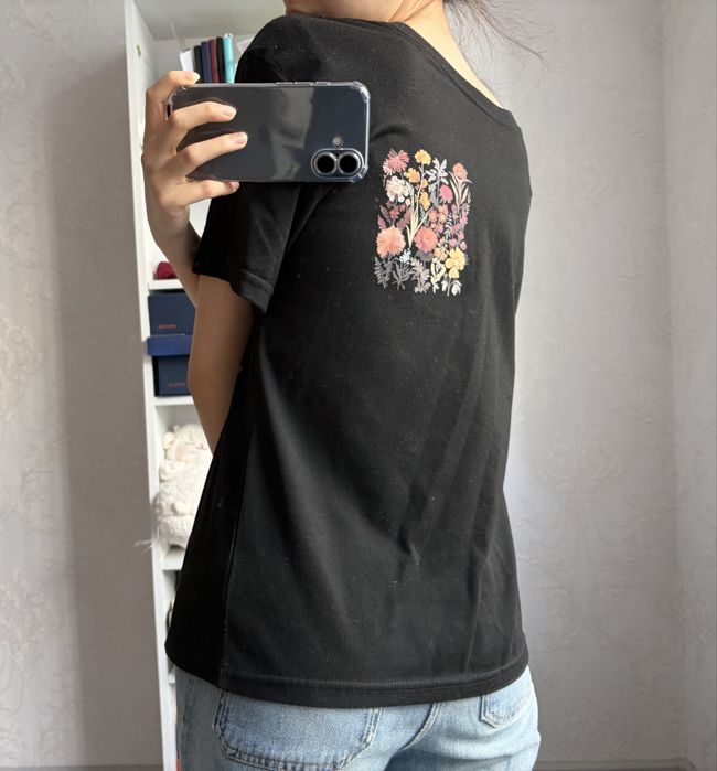 Футболка черная с цветочным принтом
