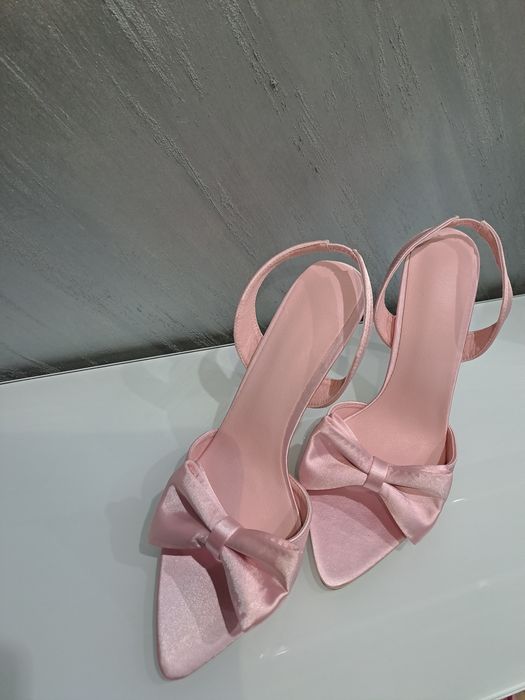 Розови сатенени сандали