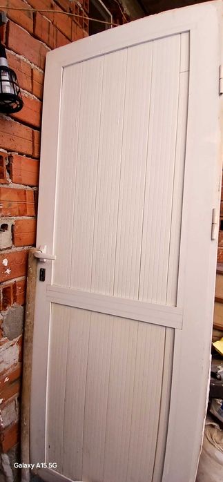 Продавам врата  размер 2 метра височина на 75 санта широчина