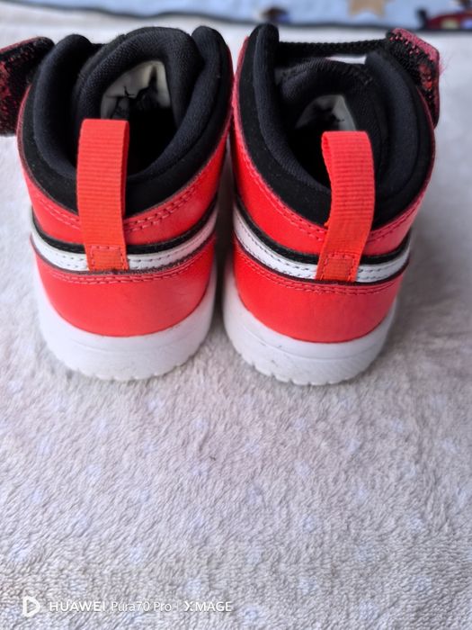 Обувки за момче 26 номер nike air Jordan и adidas terex gore tex