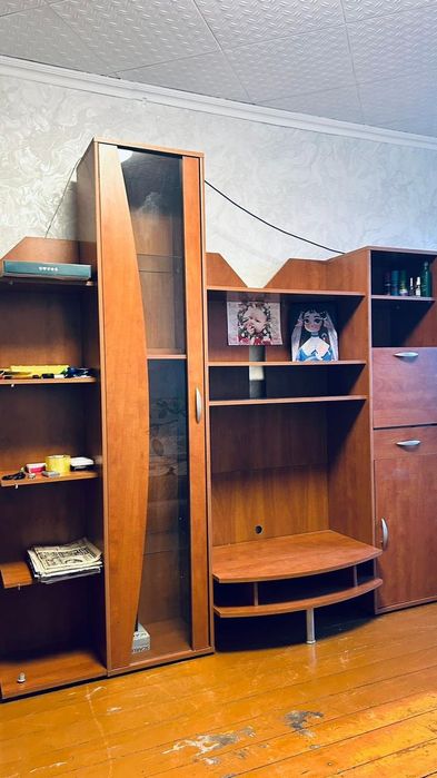 Шкаф коричневый.