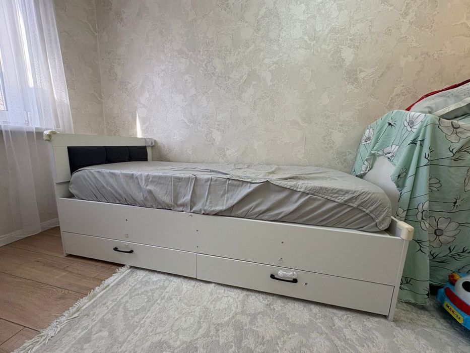 Продам кровать одномесный с полками