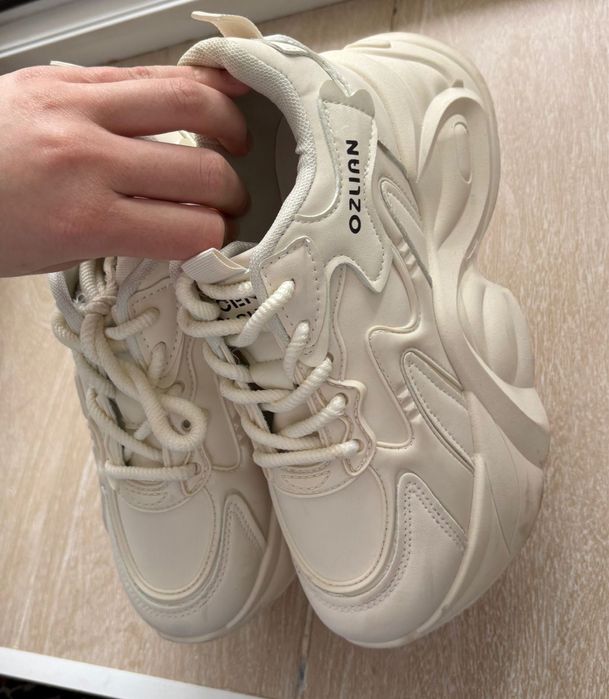 Белые Кроссовки.