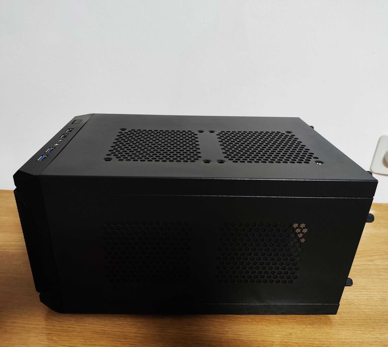 Carcasa PC Sharkoon+Cadou cooler intel nou